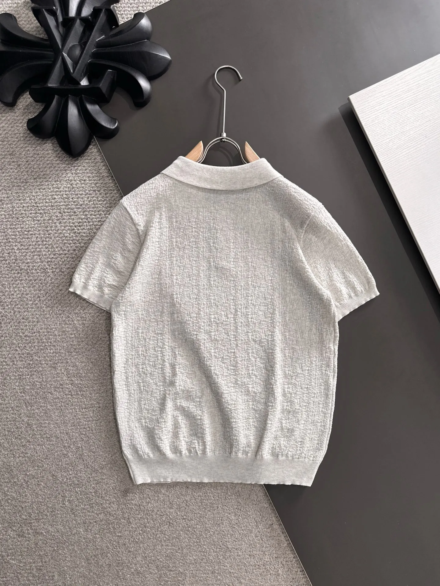 Next day shipment LP high quality Loro Piana 26ss New Arrival men's short-sleeved T-shirt Made of combed cotton yarn knitted cotton fabric, no pressure when entering and exiting the counter Exclusive control of raw materials It feels substantial when weighed, and the upper body is more textured than ordinary T-shirts. This texture can cope with the weather easily and is suitable for both hot and cold! Loose fit design, looks noble. The only correct version is available Size: M to XXXL